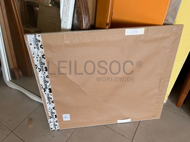 Espelho com moldura cinzenta