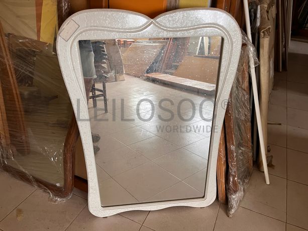 Espelho com moldura cinzenta