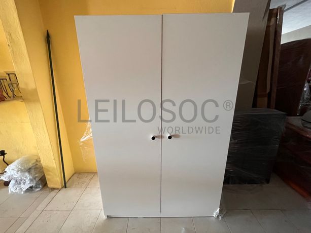 Móvel de madeira branco com prateleiras