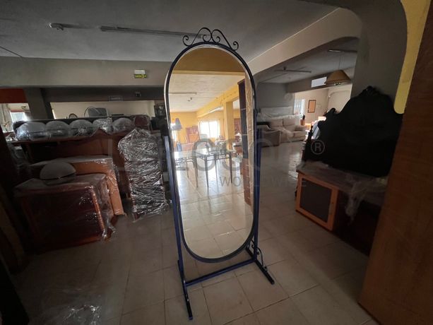 Espelho com estrutura em ferro