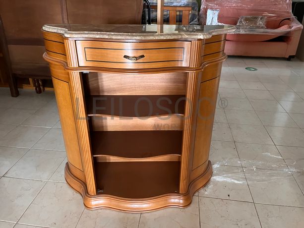 Consola em madeira com tampo de mármore