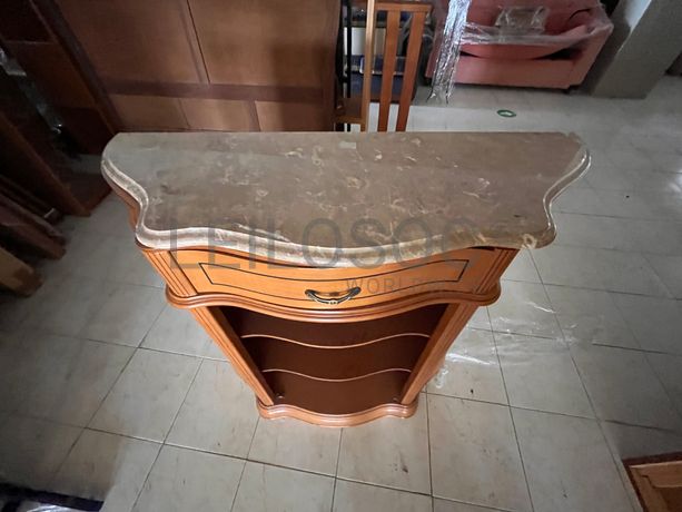 Consola em madeira com tampo de mármore
