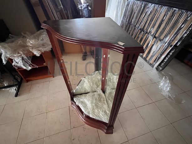 Vitrine de canto em madeira