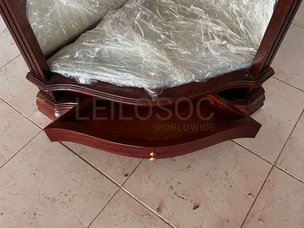 Vitrine de canto em madeira