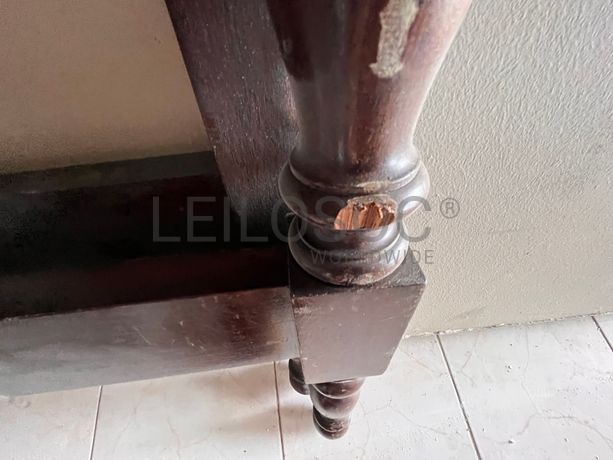 Cama com estrutura de madeira