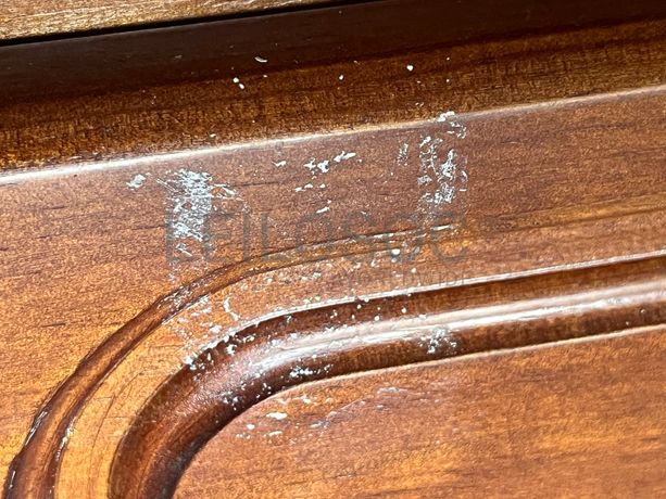 Mesinha de cabeceira em madeira