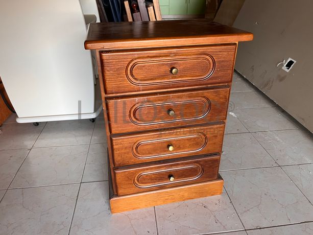 Mesinha de cabeceira em madeira