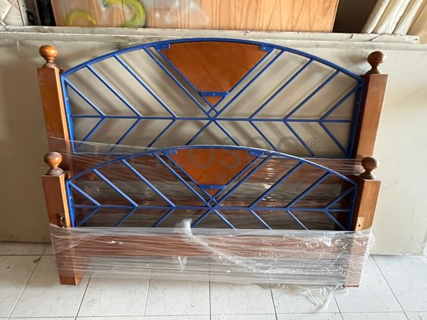 Cabeceira de cama em madeira e ferro