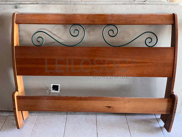 Cabeceira de cama em madeira e ferro