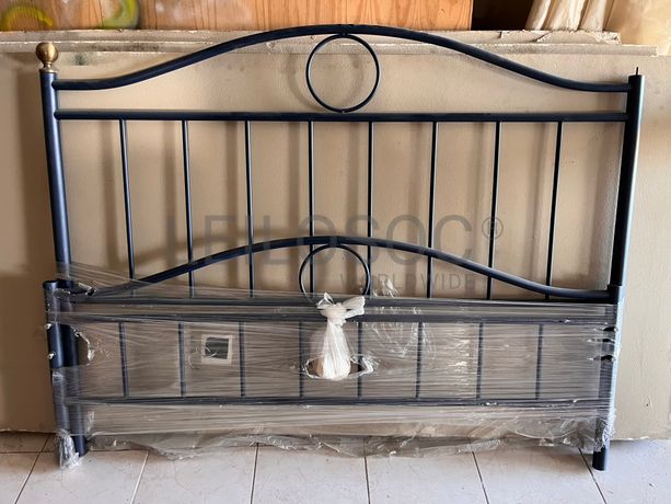 Cama com estrutura em ferro