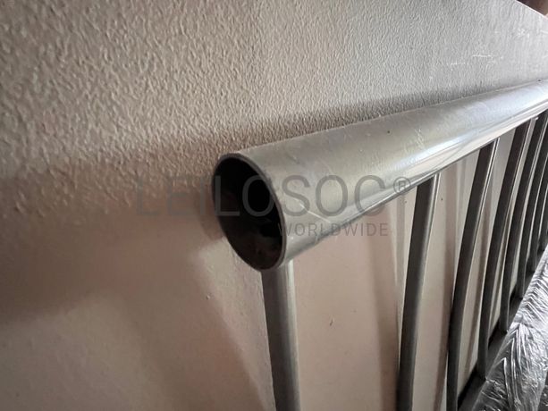 Cama com estrutura em ferro