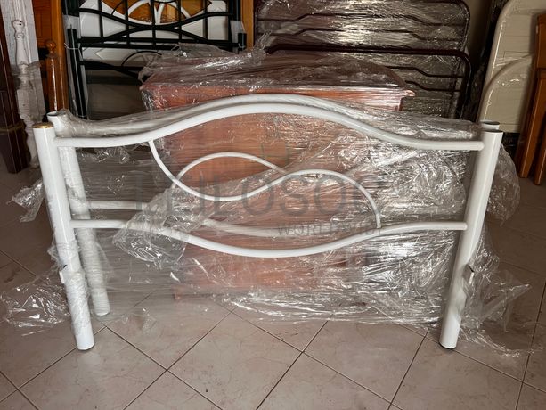 Cama com estrutura em ferro