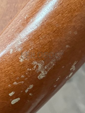 Cama com estrutura em madeira