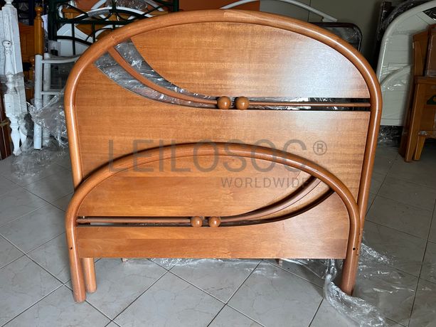 Cama com estrutura em madeira