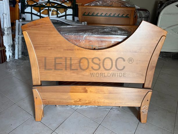 Cama com estrutura em madeira