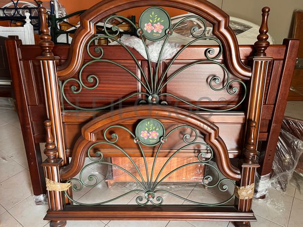 Cama com estrutura em madeira