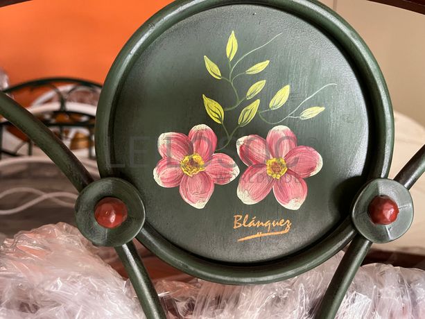 Cama com estrutura em madeira