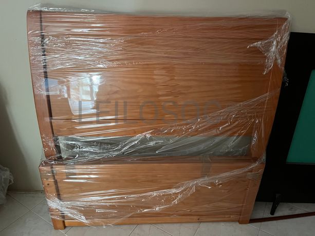 Cama com estrutura em madeira