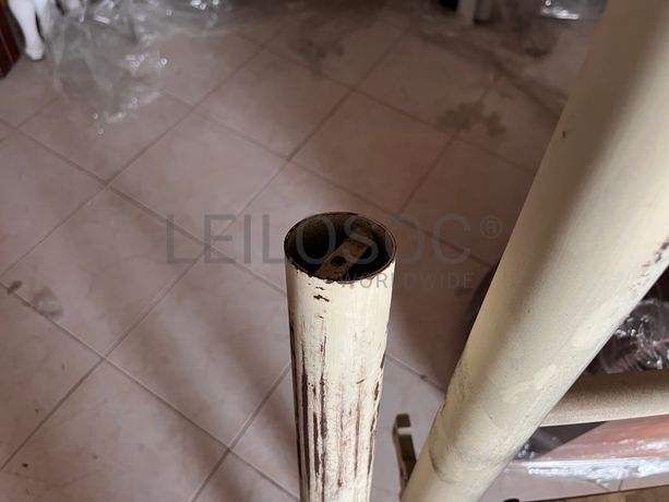 Cama com estrutura em ferro