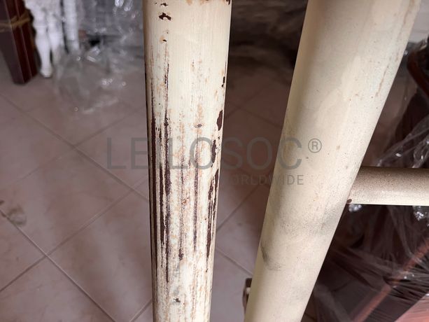 Cama com estrutura em ferro