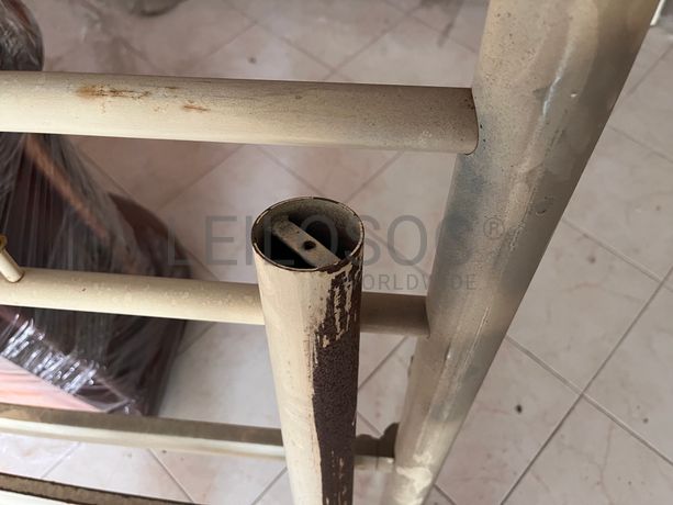 Cama com estrutura em ferro