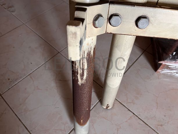 Cama com estrutura em ferro