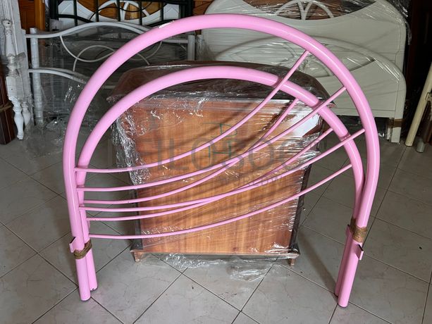 Cama de ferro cor-de-rosa