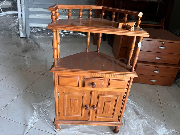 Móvel de madeira entalhada