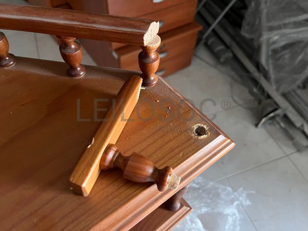 Móvel de madeira entalhada