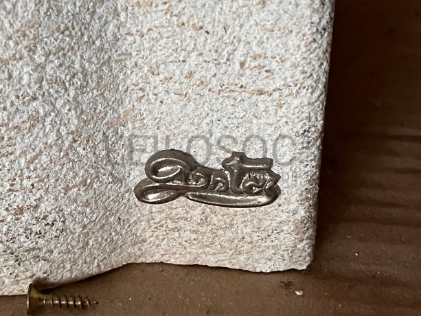 Mesa com pés em pedra e tampo de vidro