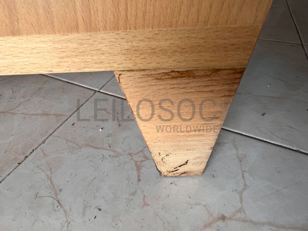 Móvel baixo de madeira