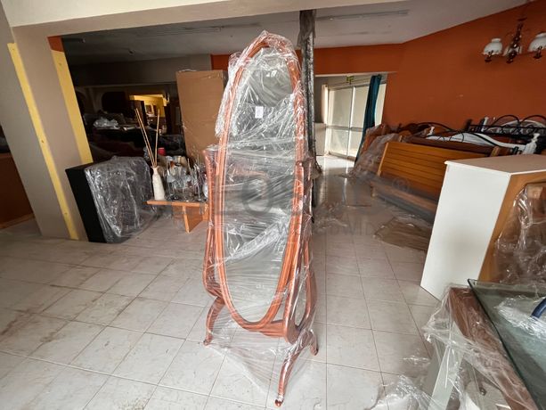 Espelho de pé com moldura de madeira