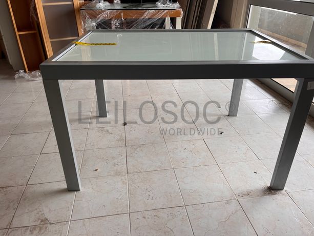 Mesa em metal com tampo de vidro