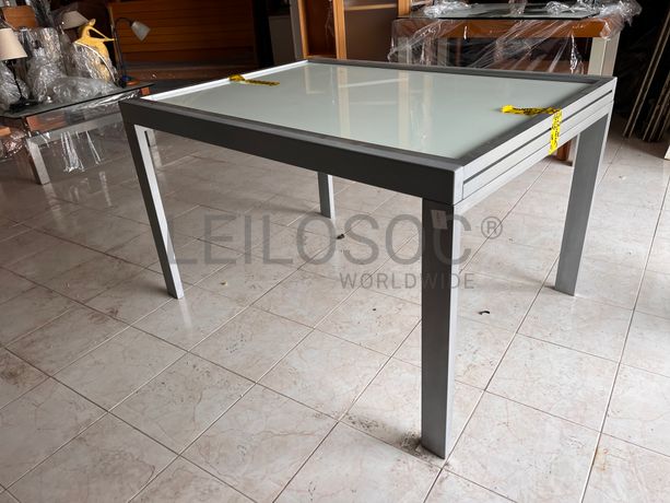 Mesa em metal com tampo de vidro