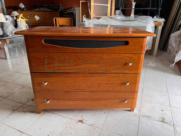 Cómoda de quatro gavetas