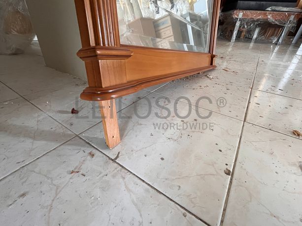 Espelho com moldura em madeira