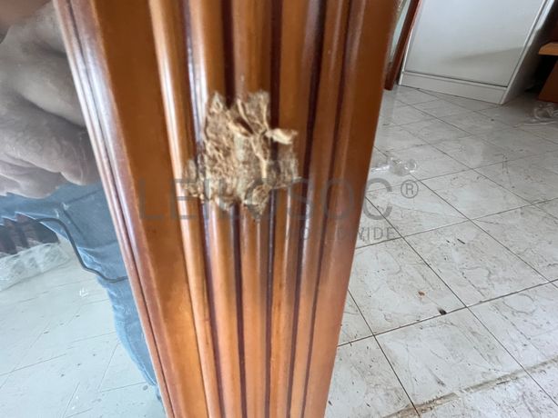 Espelho com moldura em madeira