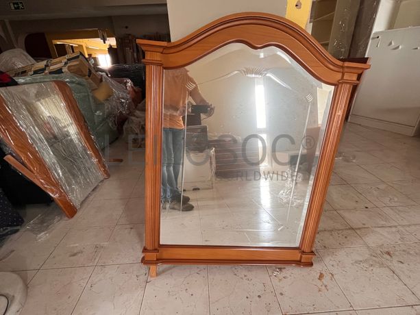 Espelho com moldura em madeira