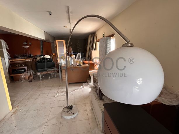 Candeeiro grande em ferro e mármore