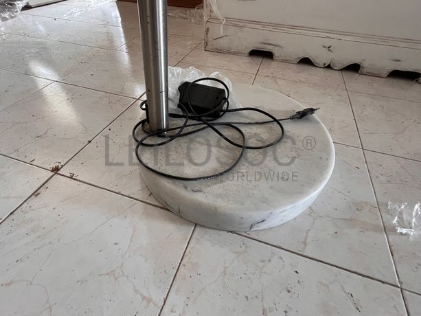 Candeeiro grande em ferro e mármore