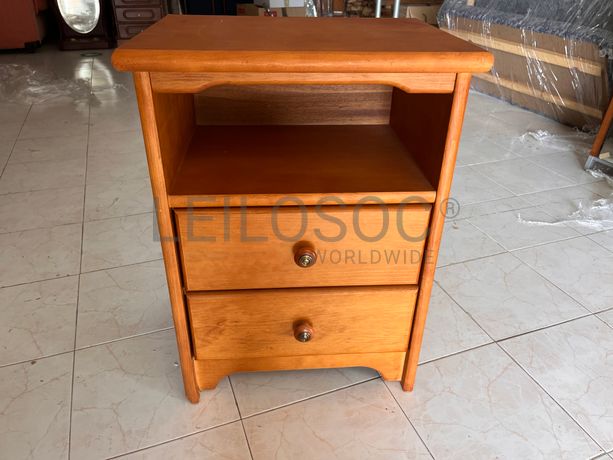 Mesinha de cabeceira em madeira