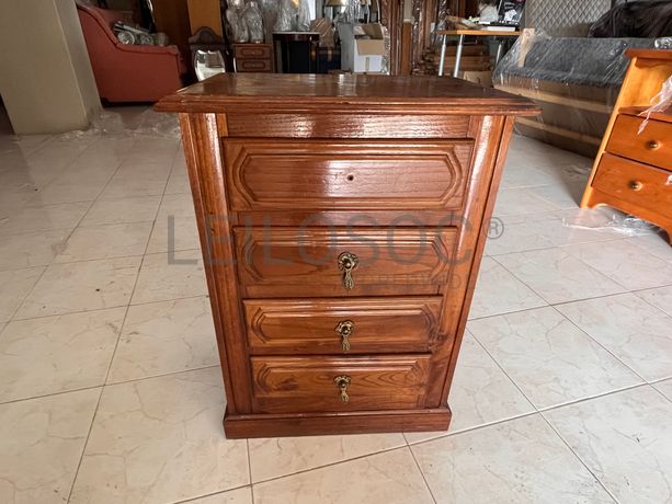 Mesinha de cabeceira em madeira