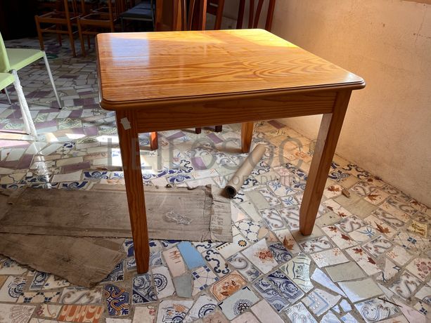 Mesa quadrada de madeira