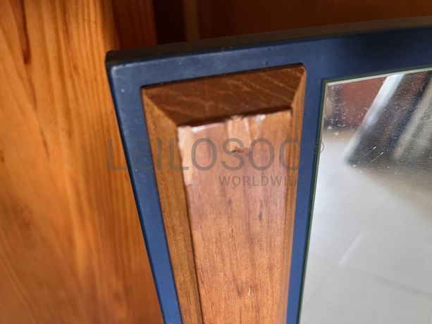 Espelho com moldura em madeira e ferro