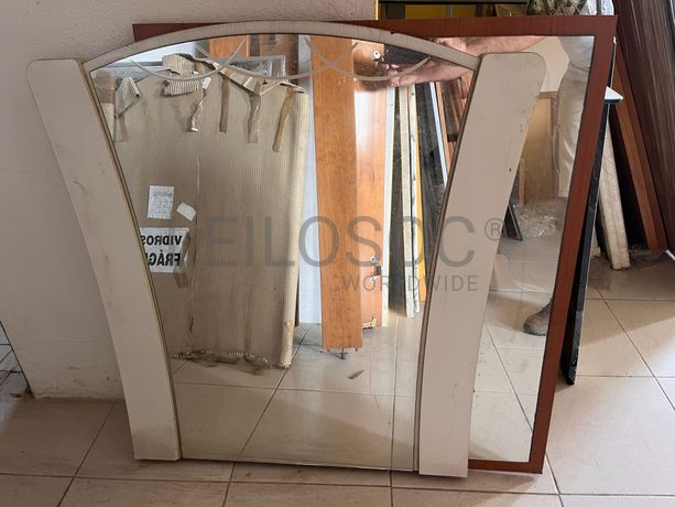 Espelho com moldura em madeira