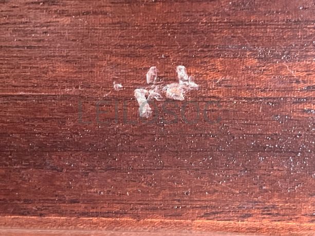 Espelho com moldura de madeira