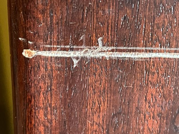 Espelho com moldura de madeira