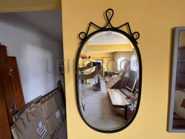 Espelho com moldura em ferro