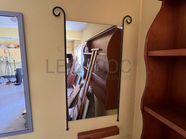 Espelho com moldura em ferro