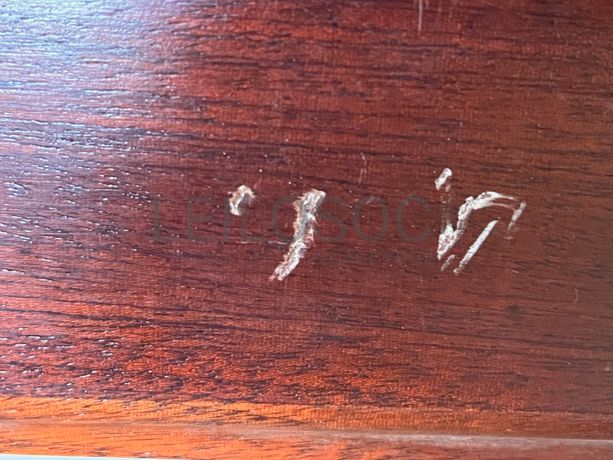 Espelho com moldura em madeira